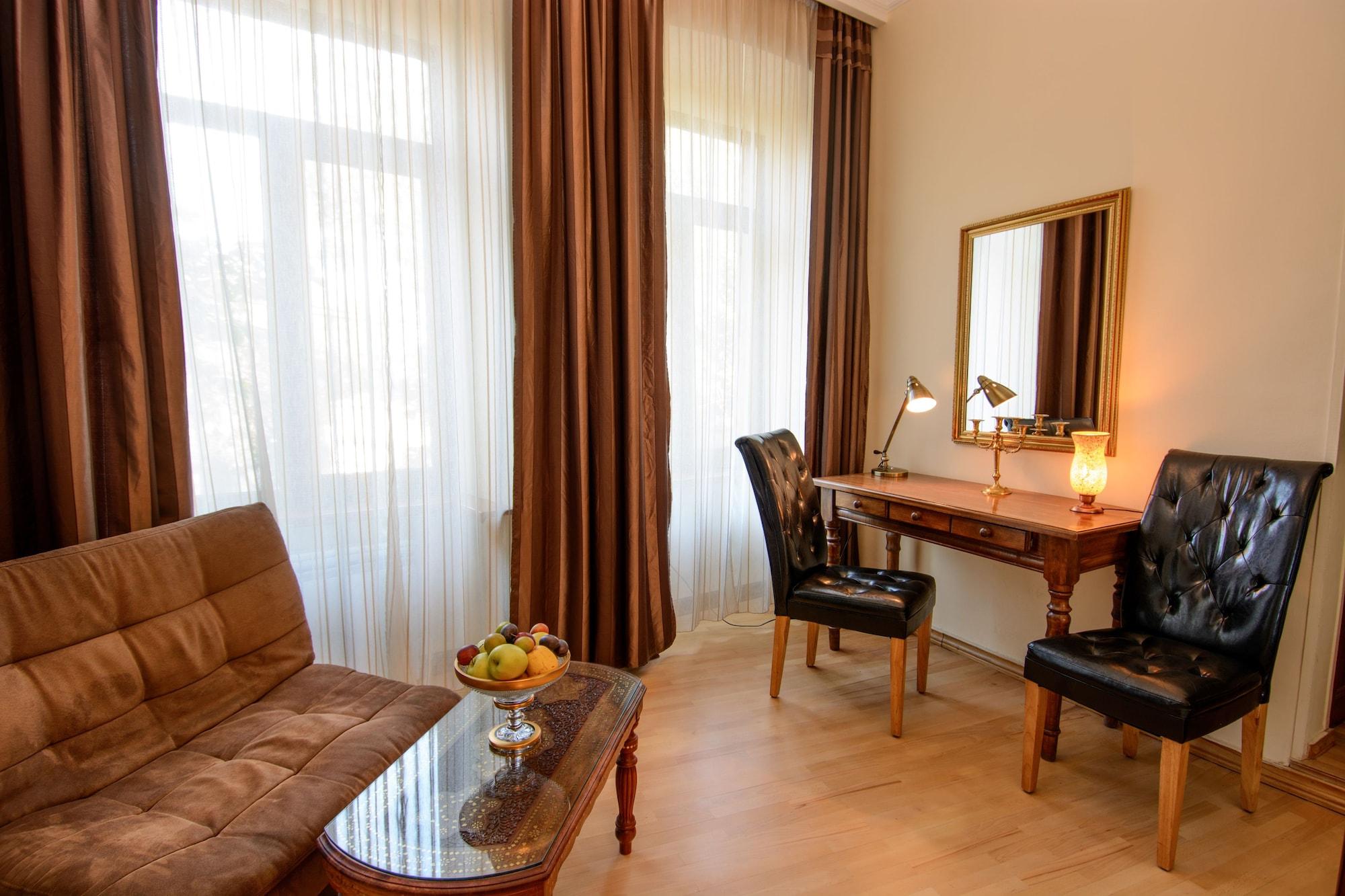 British House Hotel 4*