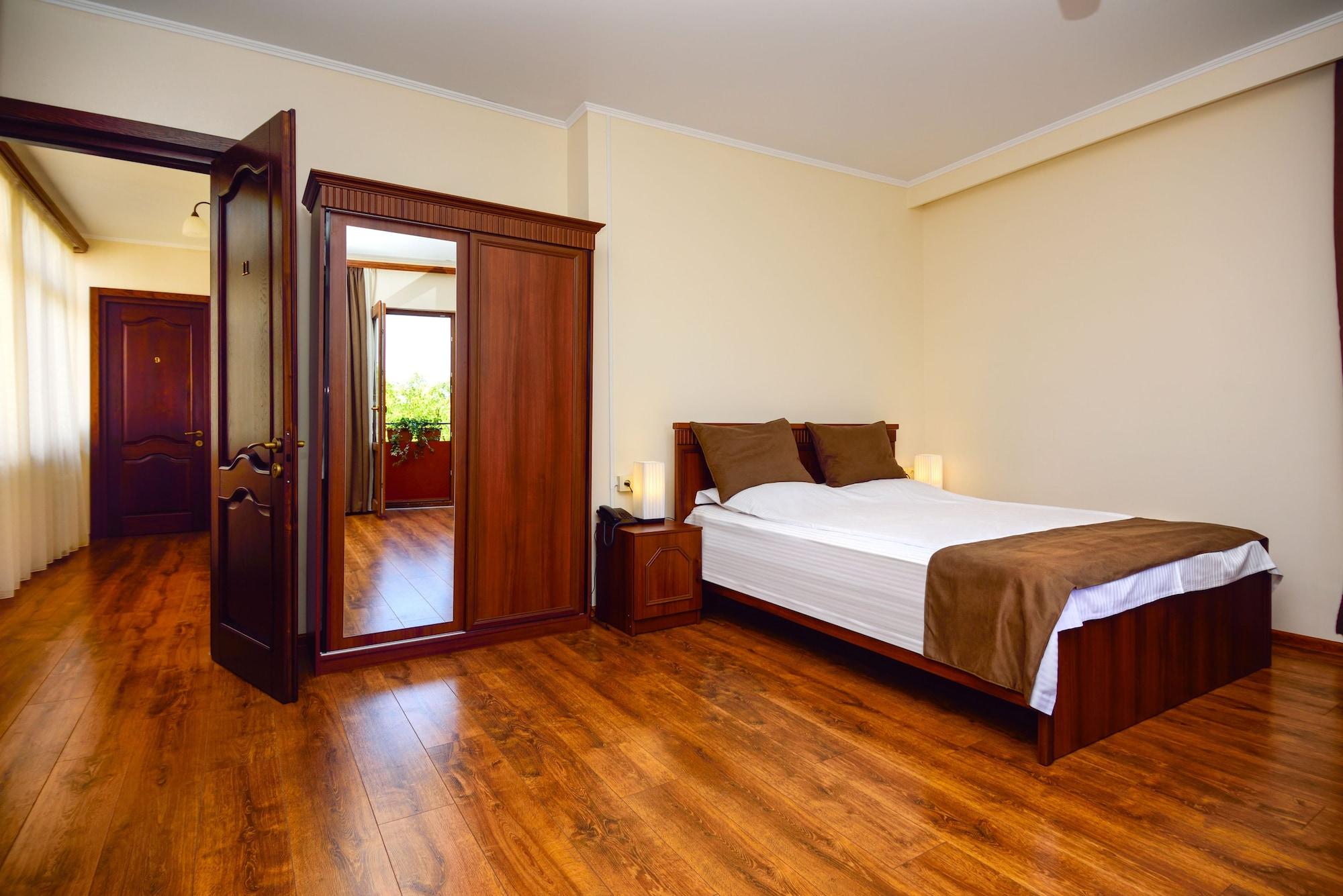 British House 4*